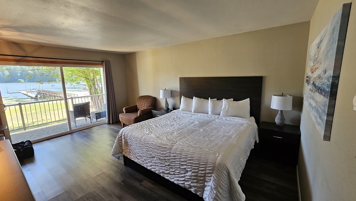 Lakeshore Lodge photo 2