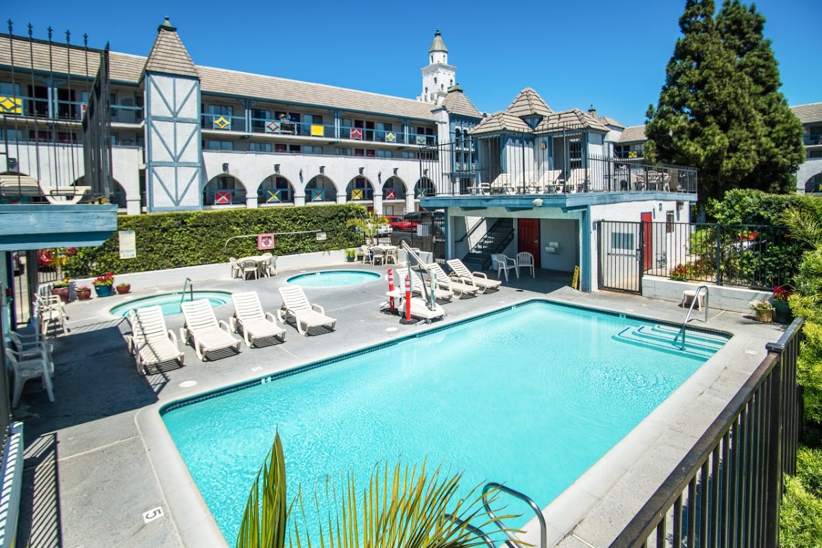 Castle Inn & Suites