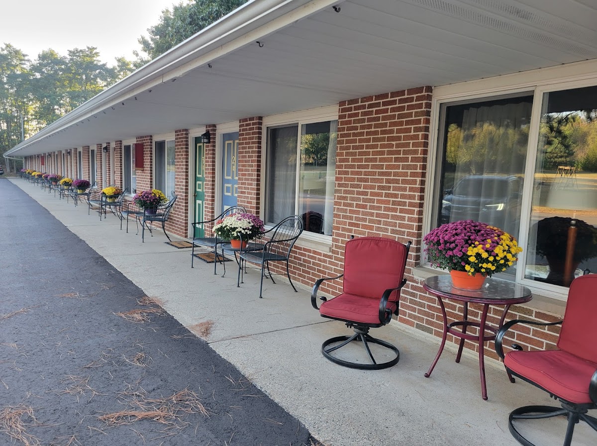 Crossroads Motel & Cabins
