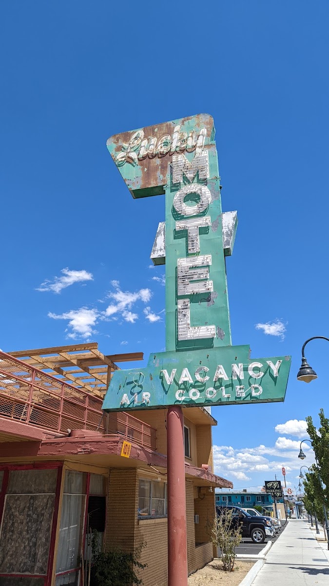 Lucky Motel