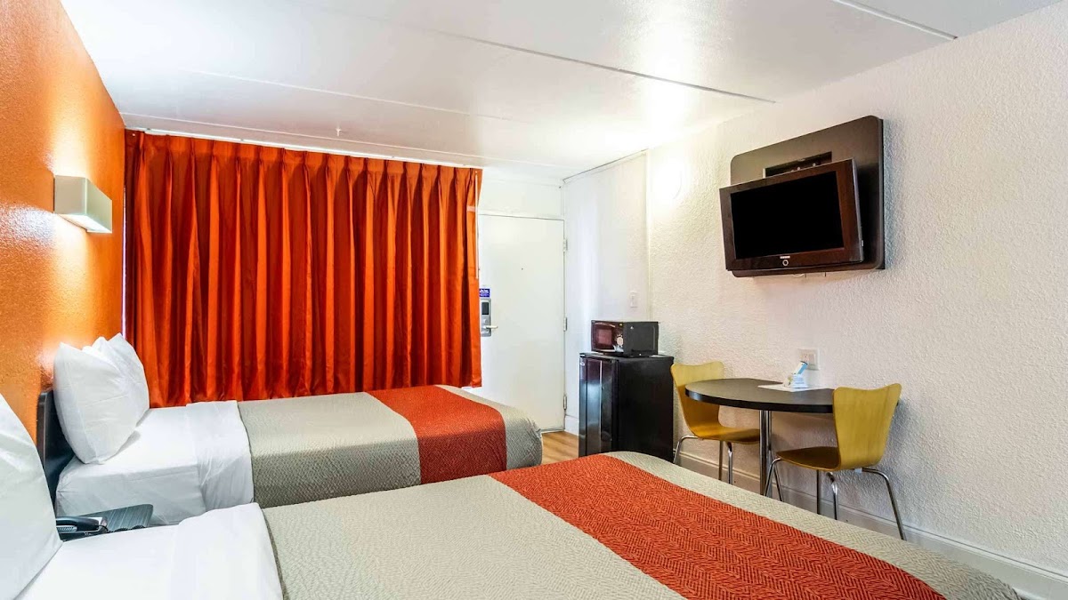Motel 6 Brunswick, GA photo 2