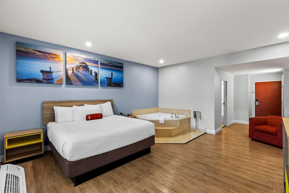 Days Inn & Suites by Wyndham Lakeland photo 2