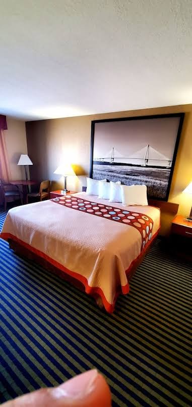 Super 8 by Wyndham Marshalltown photo 3
