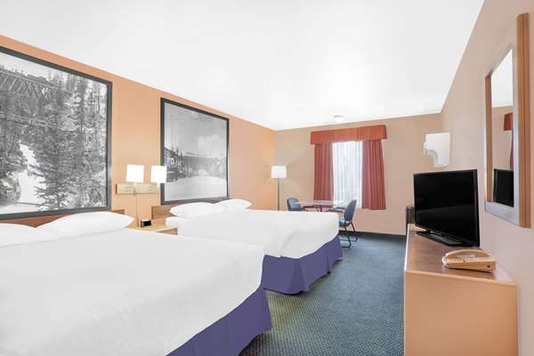 Super 8 by Wyndham Cranbrook photo 2