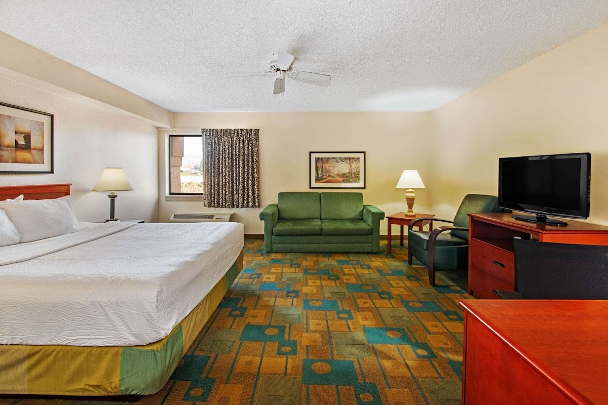 La Quinta Inn & Suites by Wyndham Albuquerque Journal Ctr NW photo 2