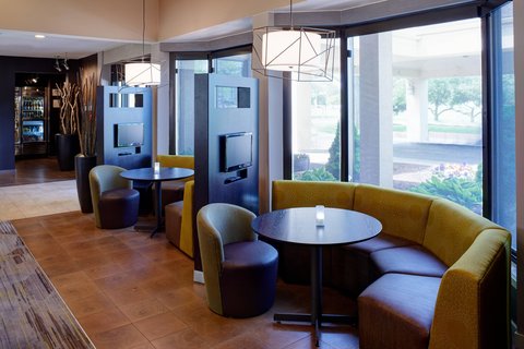Courtyard by Marriott Detroit Dearborn photo 2