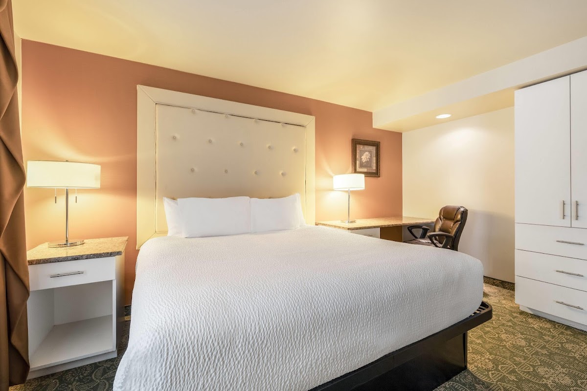 Ramada by Wyndham State College Hotel & Conference Center photo 2