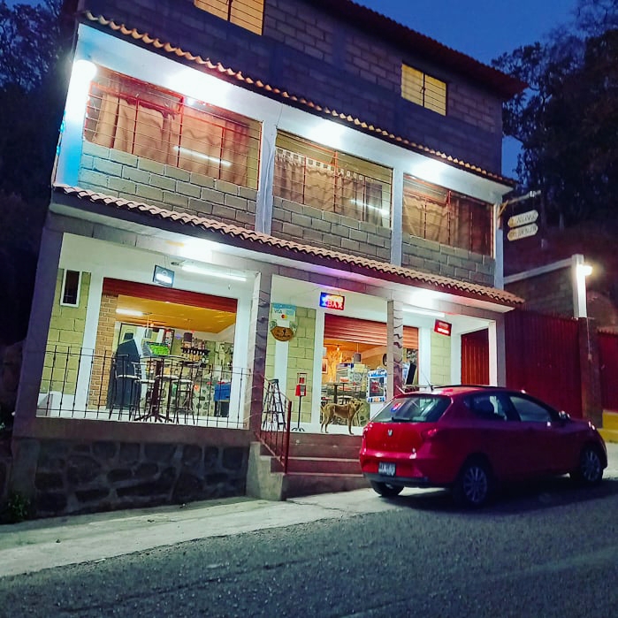 El Gallinazo Hotel & Bar-Billar
