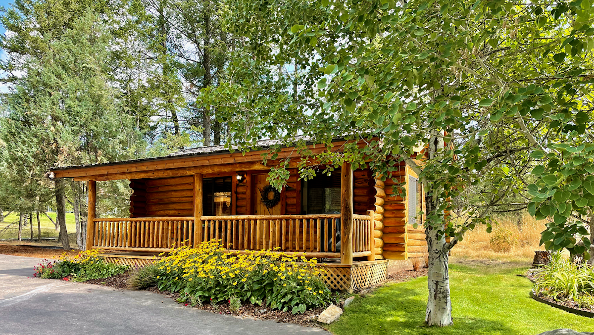 Somers Bay Log Cabin Lodging