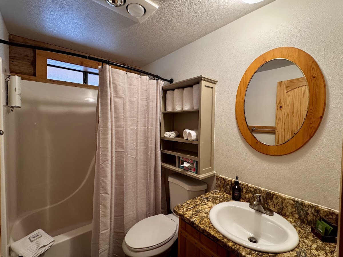 Somers Bay Log Cabin Lodging photo 3