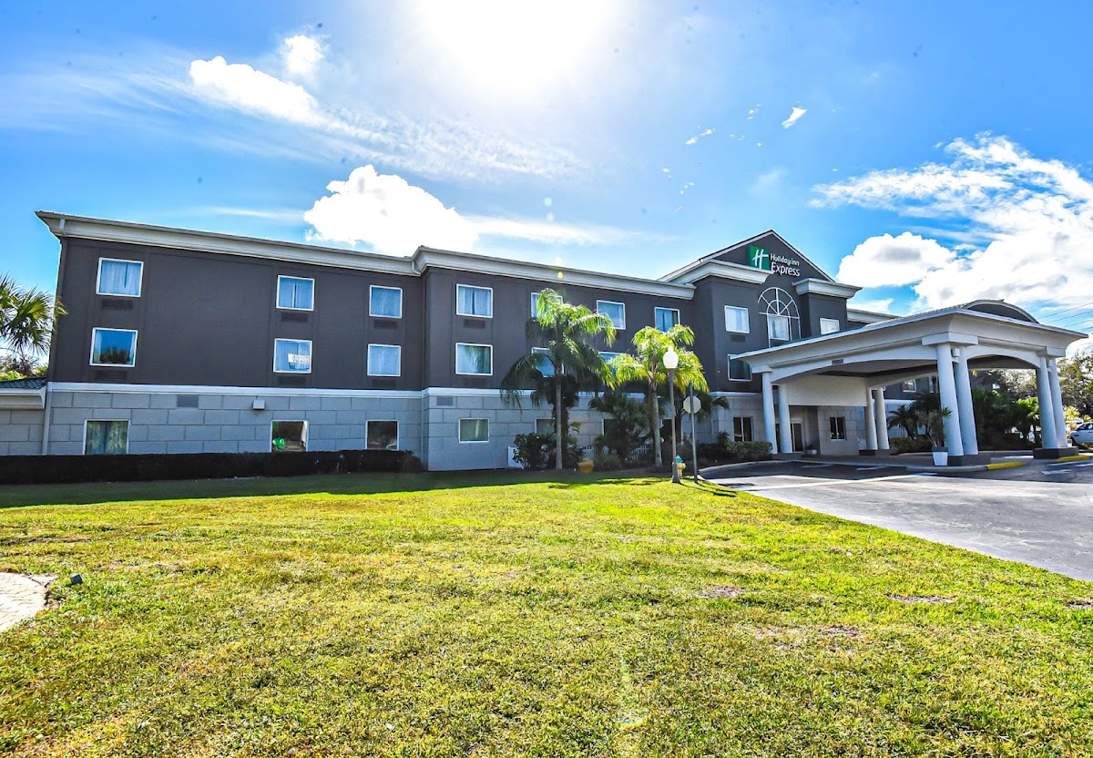 Holiday Inn Express & Suites Cocoa by IHG