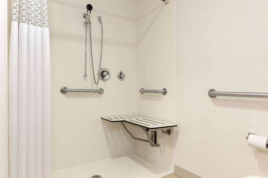 Hampton Inn & Suites Manchester-Bedford photo 2