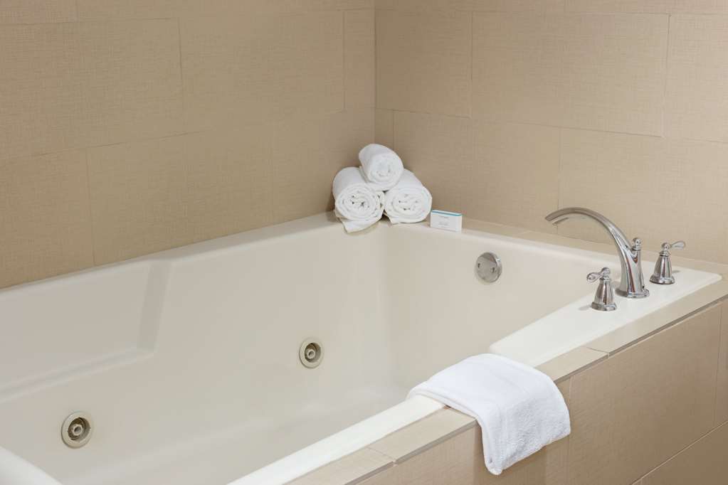 Hampton Inn & Suites Manchester-Bedford photo 3