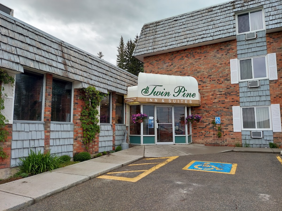 Twin Pine Inn & Suites photo 3