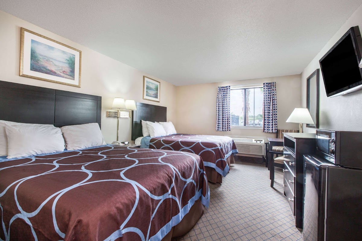Super 8 by Wyndham Cleveland TX photo 2