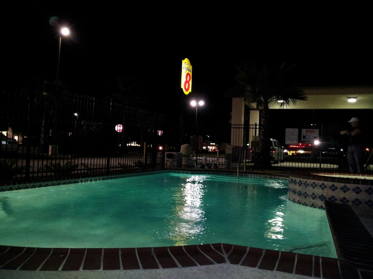 Super 8 by Wyndham Cleveland TX photo 3
