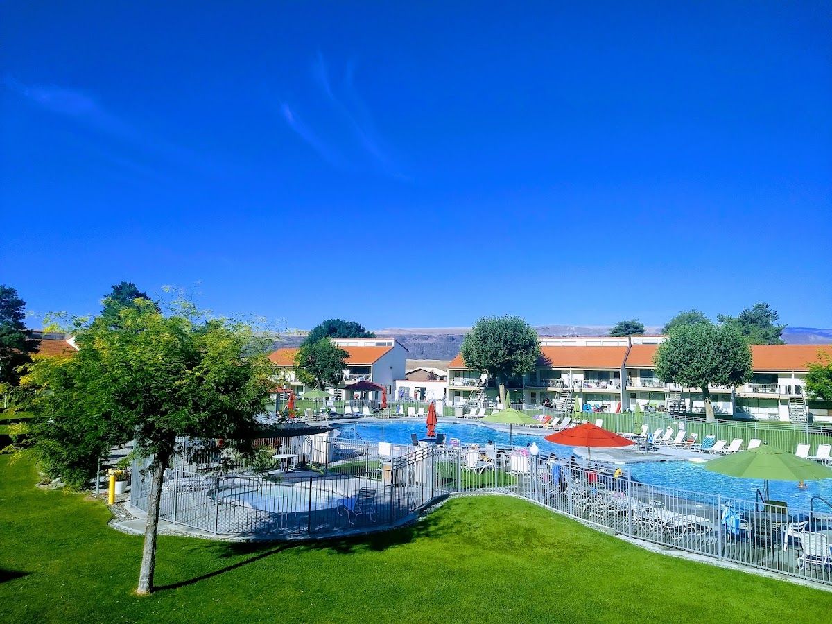 Crescent Bar Resort
