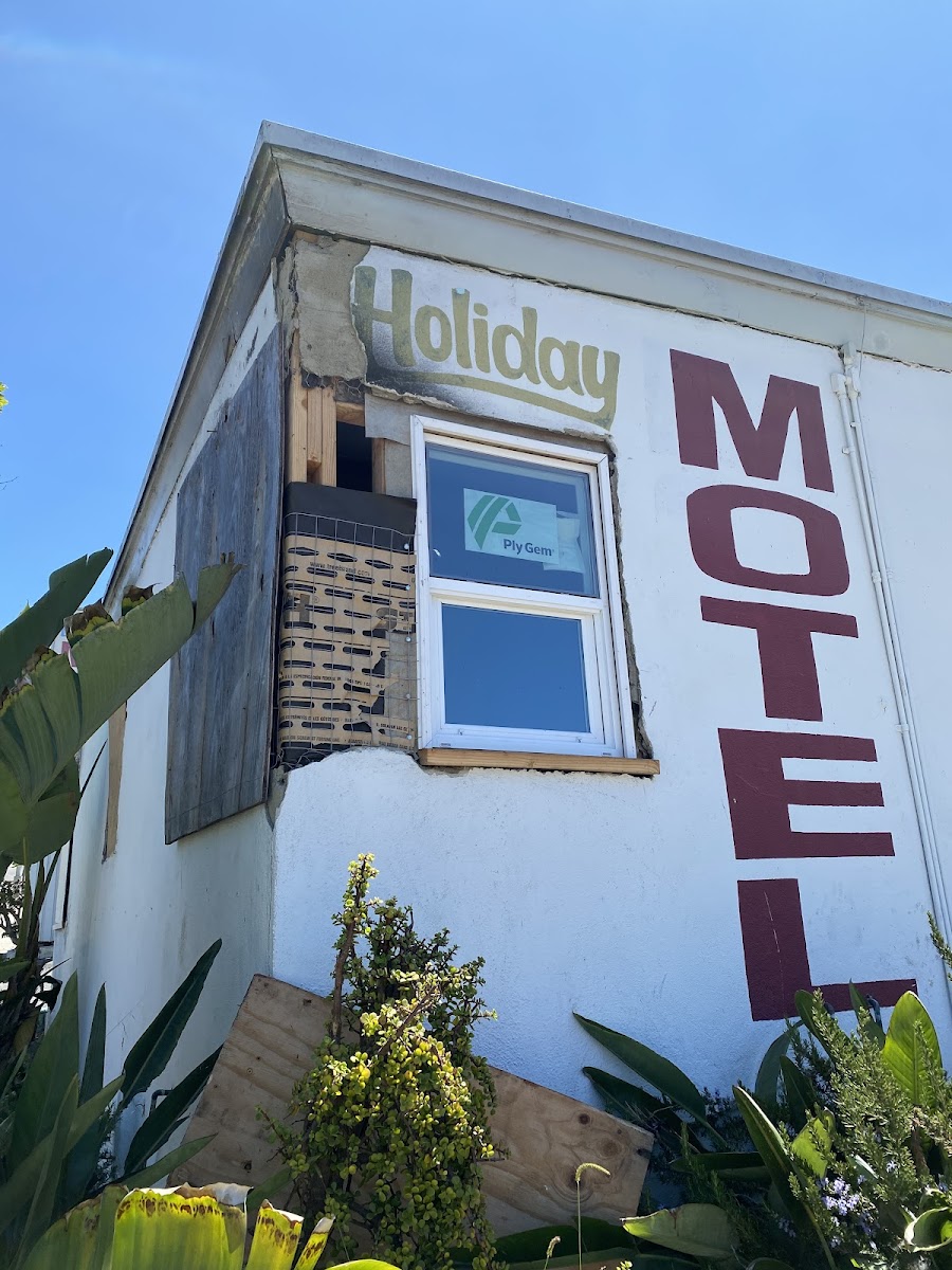 Holiday Motel & Suites