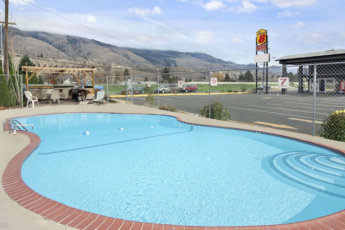 Super 8 by Wyndham Kamloops East photo 3