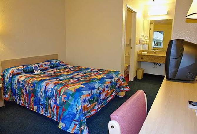 Motel 6 Kirkland, WA - North Kirkland photo 3