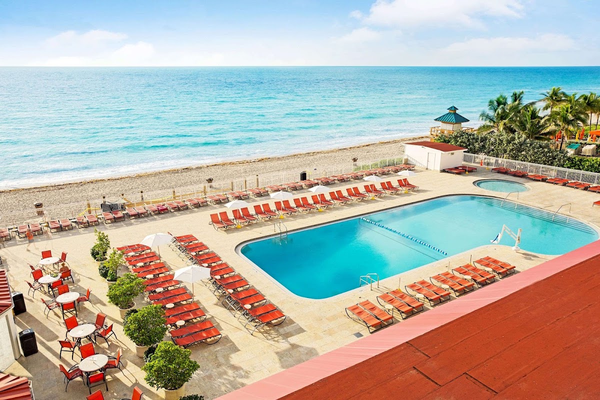 Ramada Plaza by Wyndham Marco Polo Beach Resort photo 2