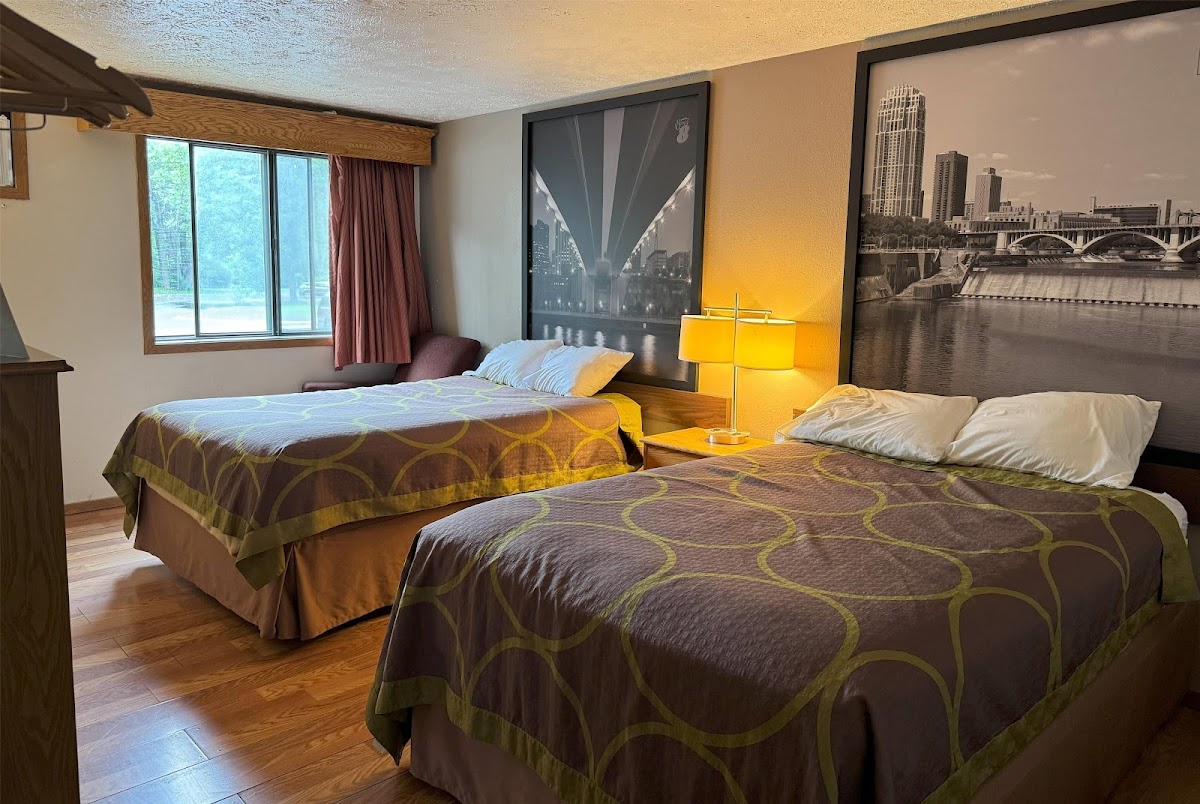 Super 8 by Wyndham Chaska photo 2