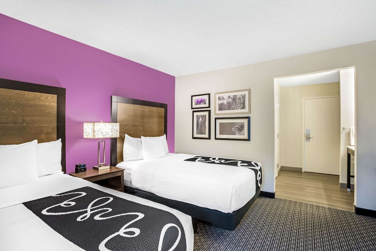 La Quinta Inn & Suites by Wyndham Hartford - Bradley Airport photo 2