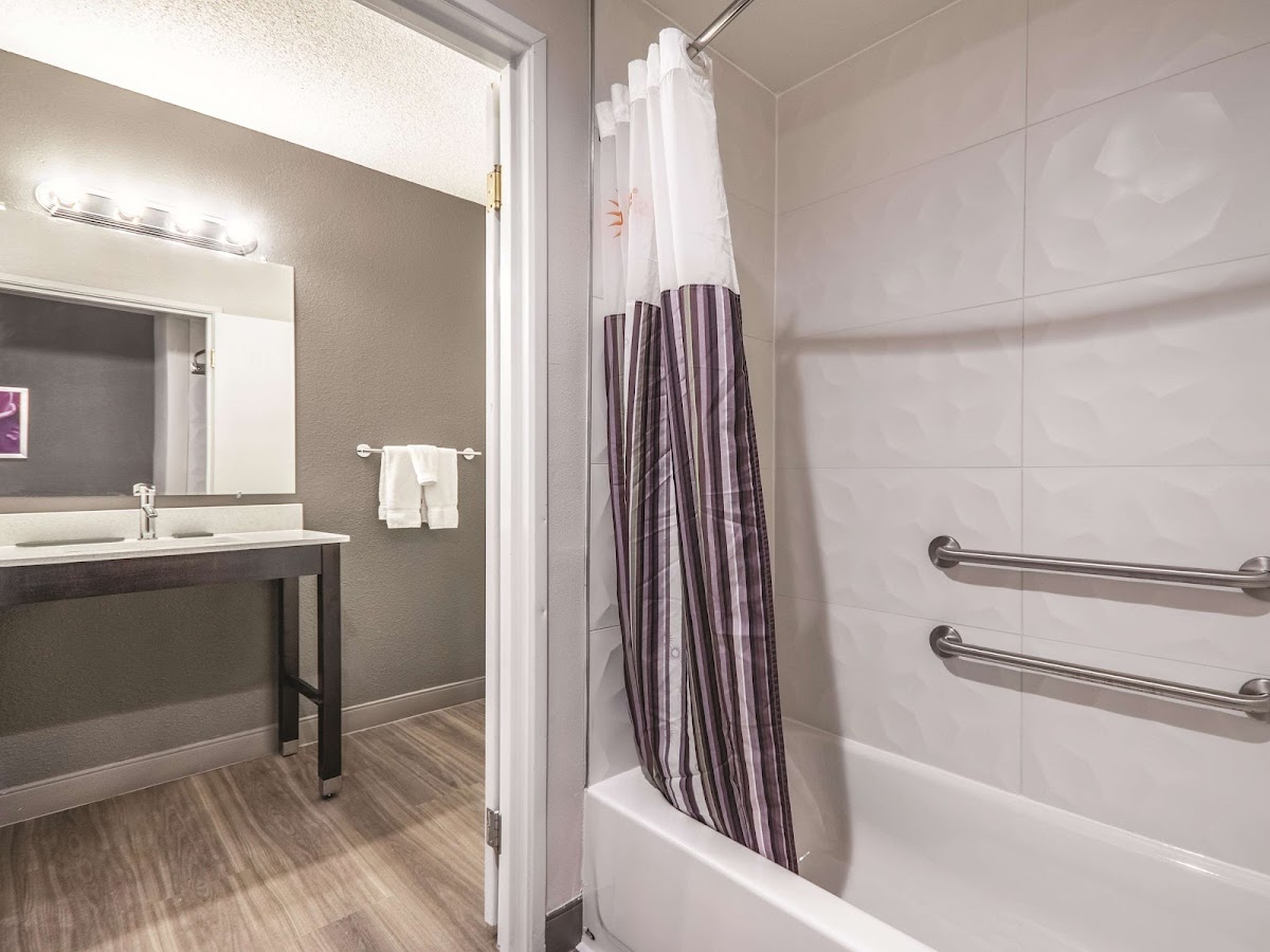 La Quinta Inn & Suites by Wyndham Hartford - Bradley Airport photo 3