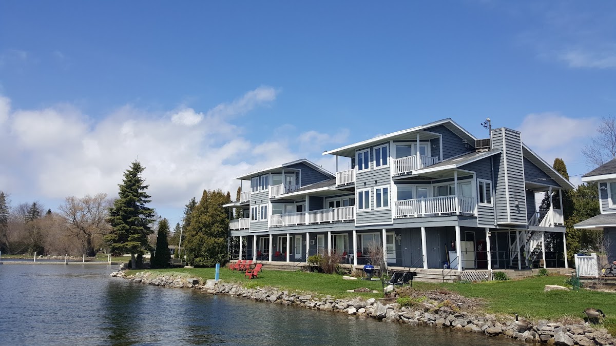 Snug Harbor Inn and Cottages Door County