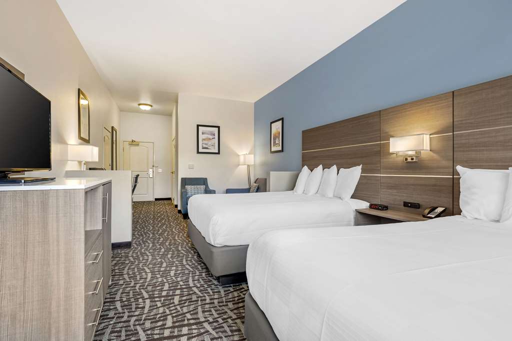 Best Western Plus Lake Elsinore Inn & Suites photo 2