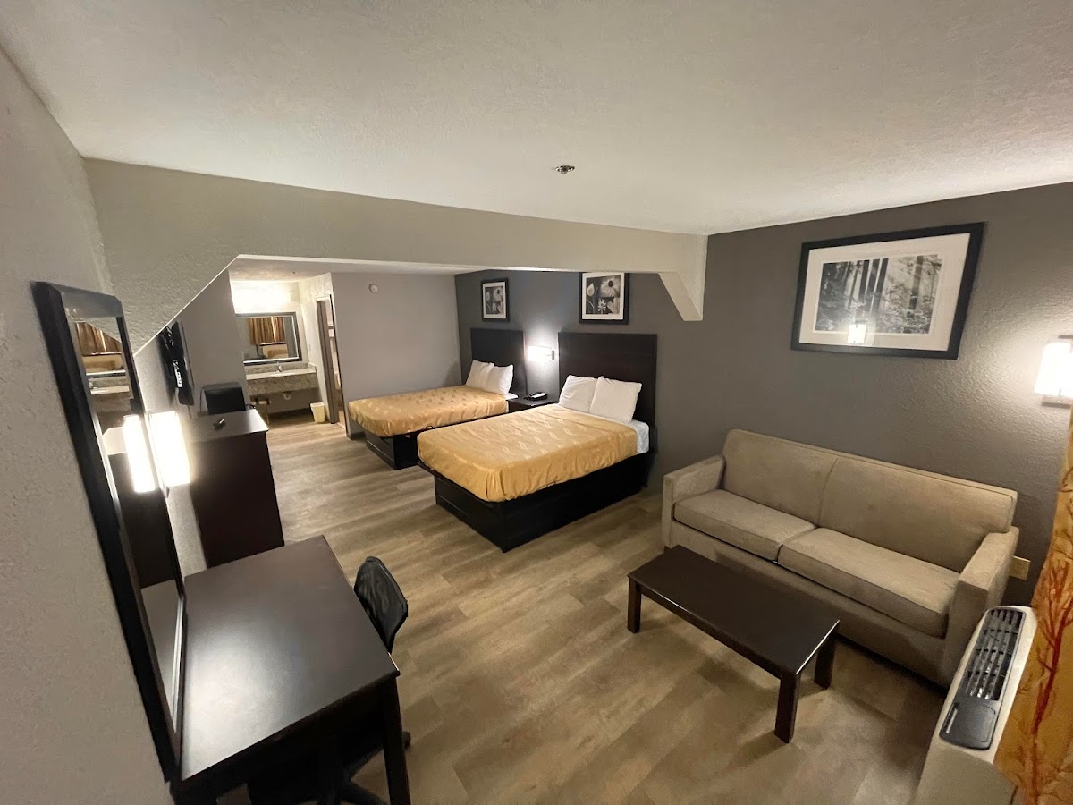 Speedway Inn & Suites photo 2