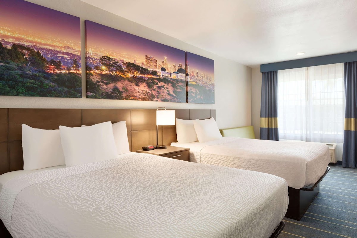 Days Inn & Suites by Wyndham Anaheim At Disneyland Park photo 2