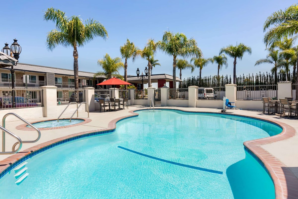 Days Inn & Suites by Wyndham Anaheim At Disneyland Park photo 3