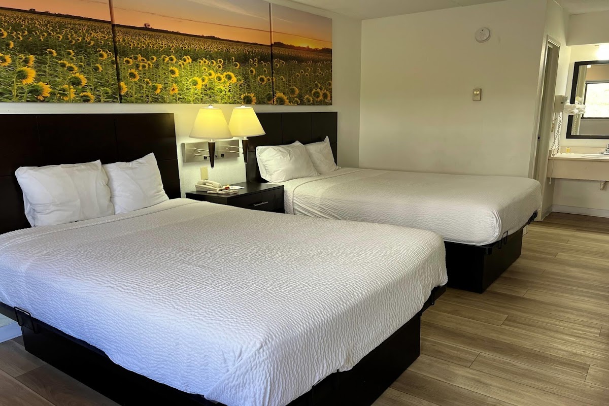 Days Inn by Wyndham Overland Park/Metcalf/Convention Center photo 2