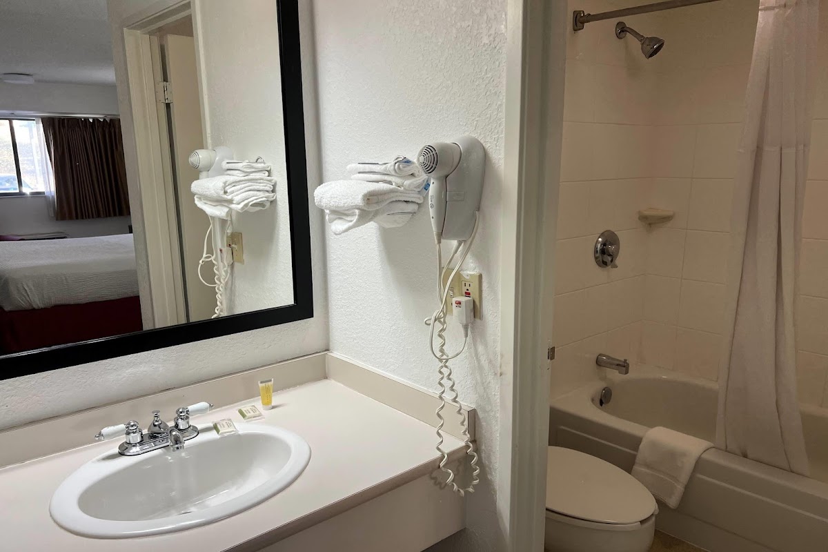 Days Inn by Wyndham Overland Park/Metcalf/Convention Center photo 3