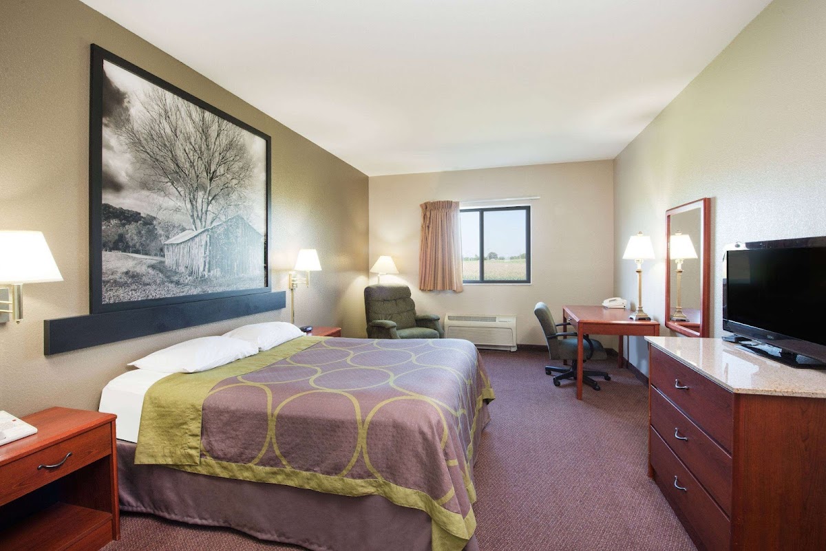 Super 8 by Wyndham Iola KS photo 2