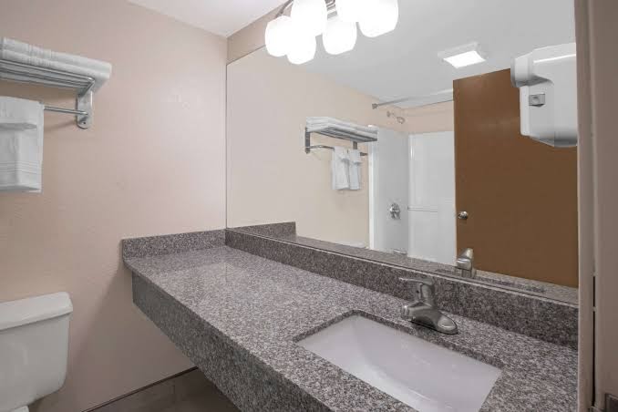 Days Inn by Wyndham Hillsdale photo 3