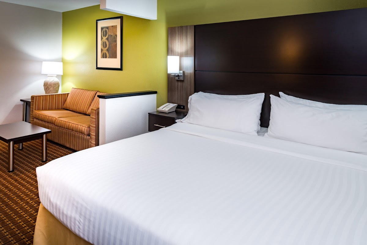 Holiday Inn Express & Suites Bucyrus by IHG photo 2