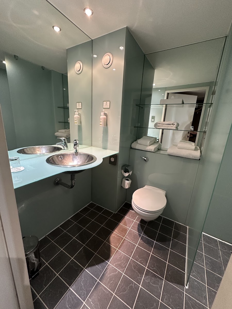 Holiday Inn London - West photo 3