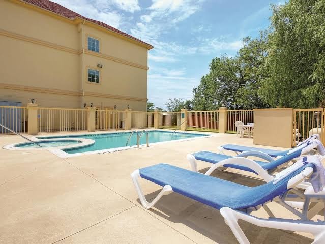 La Quinta Inn & Suites by Wyndham Cleburne photo 3