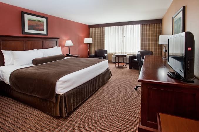 Ramada by Wyndham Cleveland Independence photo 2
