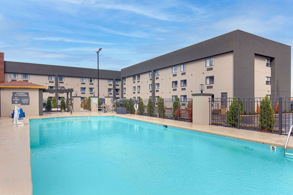 La Quinta Inn & Suites by Wyndham Nashville Airport
