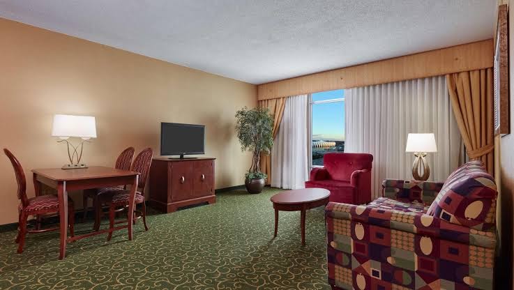 Embassy Suites by Hilton Hampton Convention Center photo 2
