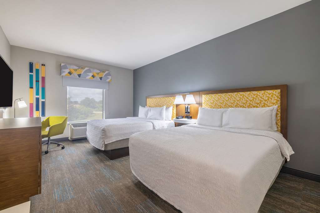 Hampton Inn & Suites Brenham photo 2