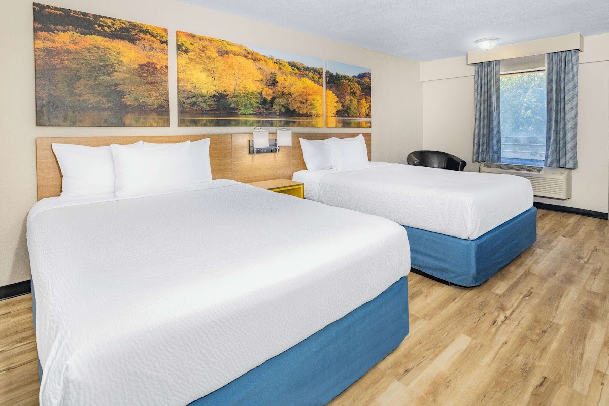 Days Inn by Wyndham Spartanburg Waccamaw photo 2