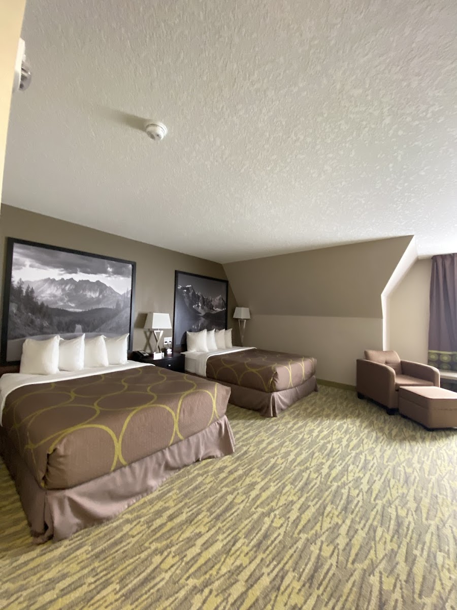 Super 8 by Wyndham Canmore photo 3