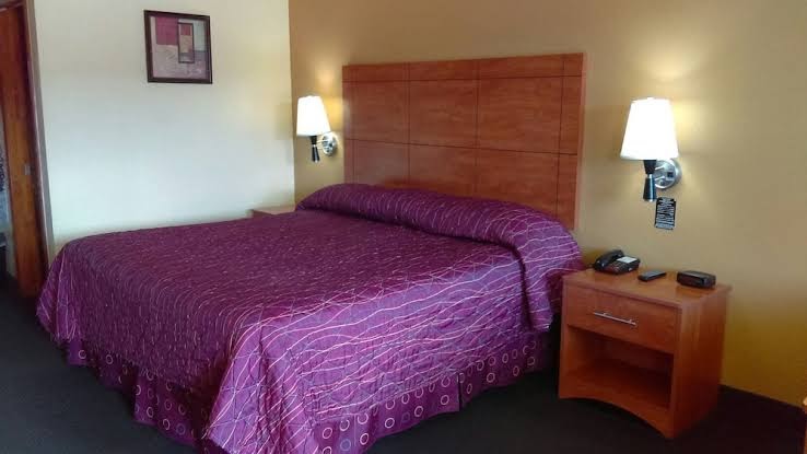 Royal Inn Pearsall photo 2