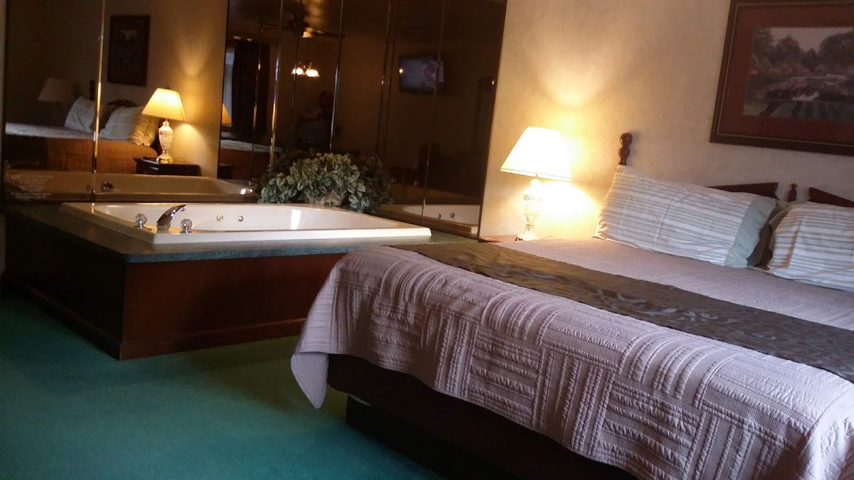 Rustic Manor Motor Lodge photo 2