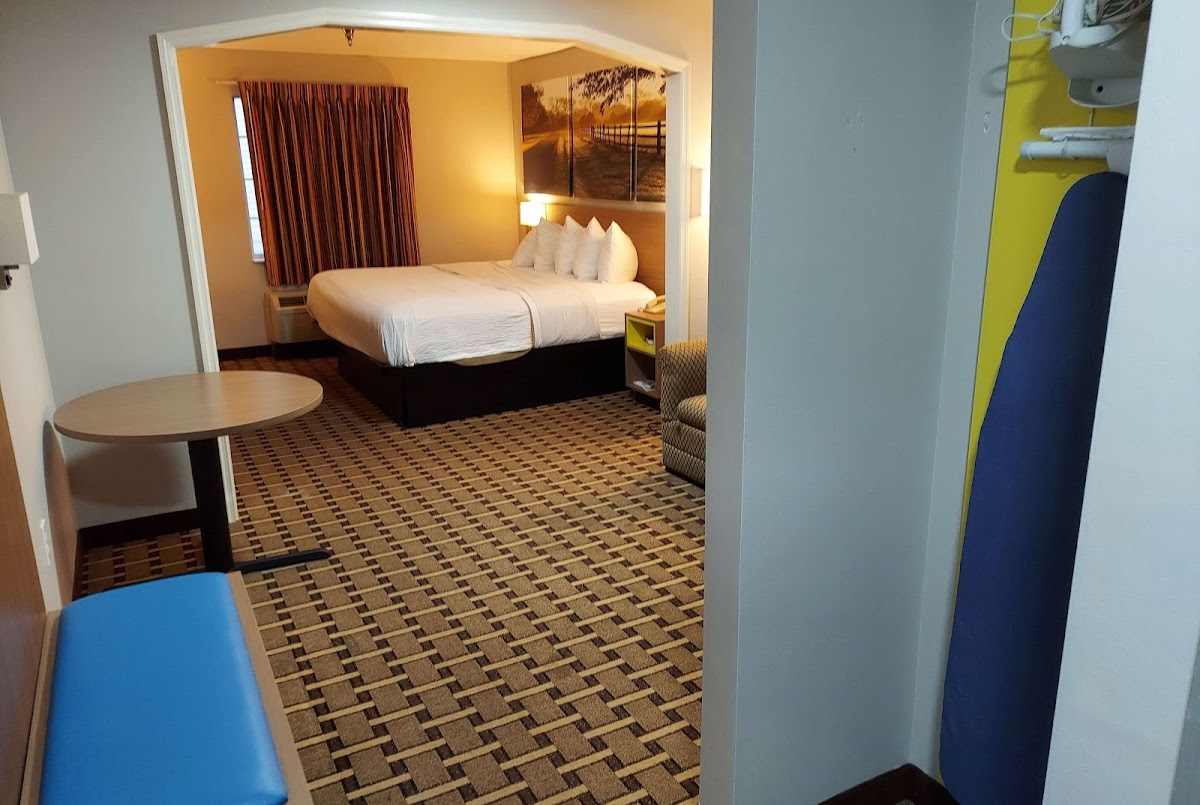 Days Inn & Suites by Wyndham Huntsville photo 3