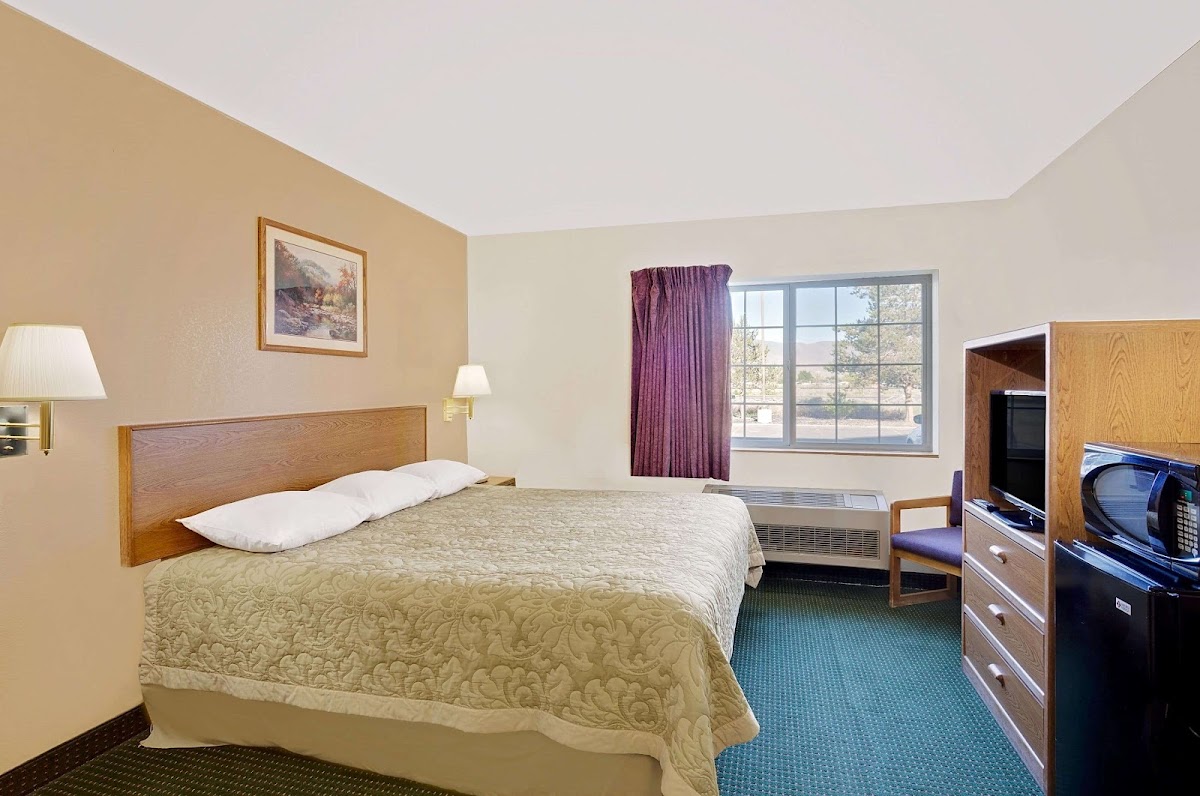 Super 8 by Wyndham Battle Mountain photo 2